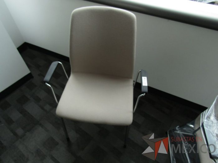 Lote 108 - Silla fija, patas metálicas, descansabrazos fijo, asiento y respaldo en tela color café - Imagen 13