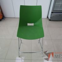 Lote 014 - Silla alta, descansapies, asiento y respaldo en plástico color verde