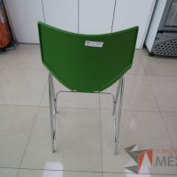 Lote 014 - Silla alta, descansapies, asiento y respaldo en plástico color verde - Imagen 5