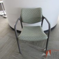 Lote 0006 - 2 Sillas de visita con 4 patas metálicas con asiento y respaldo en tela color verde