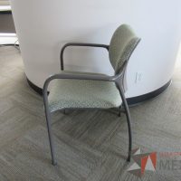 Lote 0006 - 2 Sillas de visita con 4 patas metálicas con asiento y respaldo en tela color verde - Imagen 4