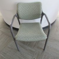 Lote 0006 - 2 Sillas de visita con 4 patas metálicas con asiento y respaldo en tela color verde - Imagen 2