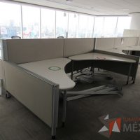 Lote 0210 - Estación de trabajo para 9 personas con cubiertas   mampara metálica color beige y 9 archiveros móviles de 2 cajones - Imagen 4