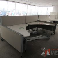 Lote 0210 - Estación de trabajo para 9 personas con cubiertas   mampara metálica color beige y 9 archiveros móviles de 2 cajones - Imagen 6