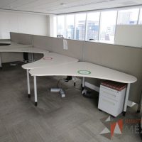 Lote 0210 - Estación de trabajo para 9 personas con cubiertas   mampara metálica color beige y 9 archiveros móviles de 2 cajones - Imagen 9