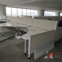 Lote 0210 - Estación de trabajo para 9 personas con cubiertas   mampara metálica color beige y 9 archiveros móviles de 2 cajones - Imagen 10