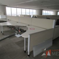 Lote 0210 - Estación de trabajo para 9 personas con cubiertas   mampara metálica color beige y 9 archiveros móviles de 2 cajones - Imagen 11