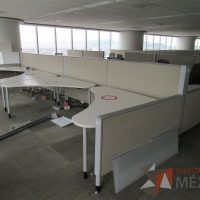 Lote 0210 - Estación de trabajo para 9 personas con cubiertas   mampara metálica color beige y 9 archiveros móviles de 2 cajones - Imagen 12
