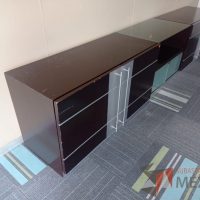 Lote 019 - Credenza con 4 puertas de madera con 2 entrepaños color café y 2 puertas de vidrio - Imagen 3