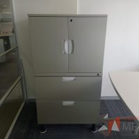 Lote 112 - 3 Gabinetes metálicos altos con 4 patas, 2 cajones, 2 puertas y 1 entrepaño color gris - Imagen 2