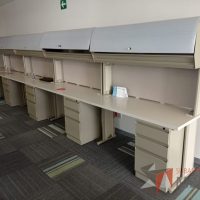Lote 106 - Estación de trabajo lineal de mampara alta color beige para 4 personas con 4 gavetas y 4 archiveros de pedestal de 3 cajones - Imagen 3