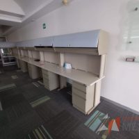 Lote 106 - Estación de trabajo lineal de mampara alta color beige para 4 personas con 4 gavetas y 4 archiveros de pedestal de 3 cajones - Imagen 2