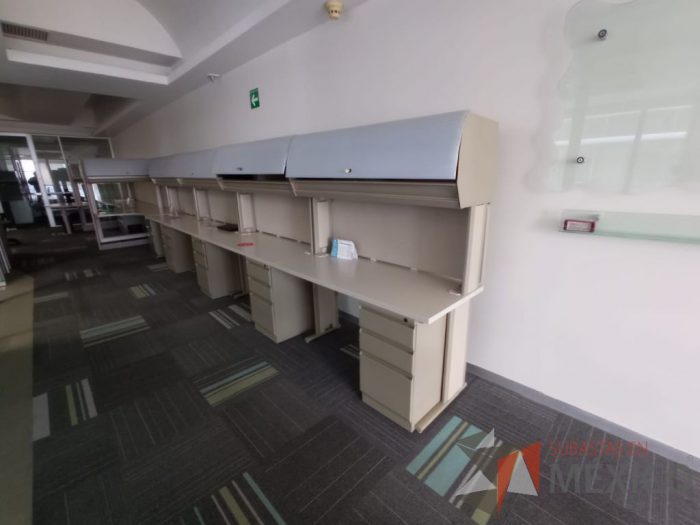 Lote 106 - Estación de trabajo lineal de mampara alta color beige para 4 personas con 4 gavetas y 4 archiveros de pedestal de 3 cajones - Imagen 2