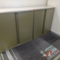 Lote 104 - 2 Gabinetes metálicos altos con 2 puertas color verde y 2 entrepaños color negro