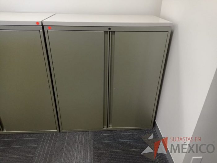 Lote 104 - 2 Gabinetes metálicos altos con 2 puertas color verde y 2 entrepaños color negro - Imagen 3