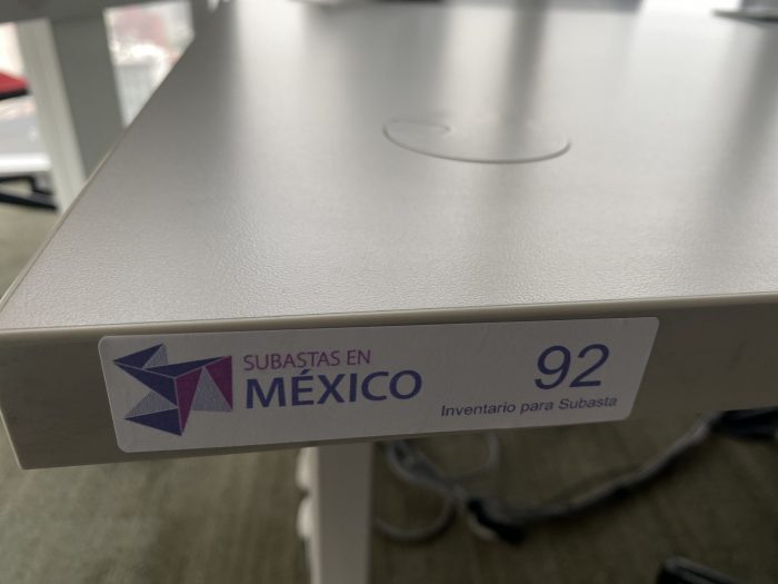 Lote 029 - Mesa de trabajo con base metálica y cubierta rectangular color blanco - Imagen 4