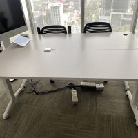 Lote 029 - Mesa de trabajo con base metálica y cubierta rectangular color blanco