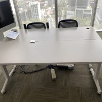 Lote 029 - Mesa de trabajo con base metálica y cubierta rectangular color blanco - Imagen 2