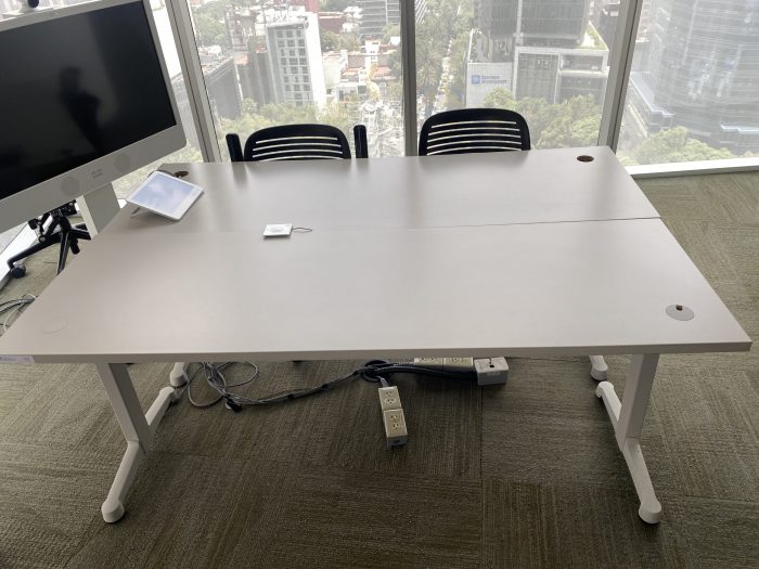 Lote 029 - Mesa de trabajo con base metálica y cubierta rectangular color blanco - Imagen 2
