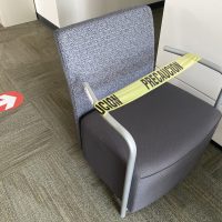 Lote 012 - Sillón de 1 plaza, descansa brazos, asiento y respaldo en tela color gris.