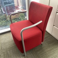 Lote 008 - Sillón de 1 plaza con descansa brazos metálicos, asiento y respaldo en tela color rojo.
