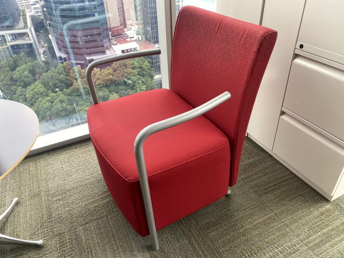 Lote 008 - Sillón de 1 plaza con descansa brazos metálicos, asiento y respaldo en tela color rojo.