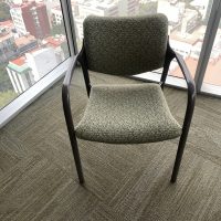 Lote 022 - Silla de visita con 4 patas metálicas con asiento y respaldo en tela color verde