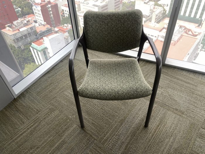 Lote 022 - Silla de visita con 4 patas metálicas con asiento y respaldo en tela color verde - Imagen 2
