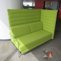 Lote 030 - Sillón con base metálica con asiento y respaldo alto color verde - Imagen 3