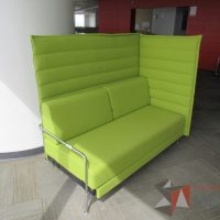 Lote 030 - Sillón con base metálica con asiento y respaldo alto color verde