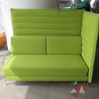 Lote 030 - Sillón con base metálica con asiento y respaldo alto color verde - Imagen 7