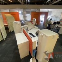 Lote 011 - Estación de trabajo para 3 personas con cubiertas curvas, 3 gabinetes, 3 archiveros verticales - Imagen 8