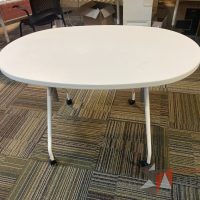 Lote 009 - Mesa de trabajo con ruedas, base metálica y cubierta color blanco