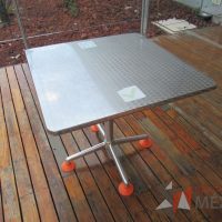 Lote 029 - 2 Mesas de comedor con recubrimiento de acero inoxidable adamascado y 8 Sillas color naranja - Imagen 2