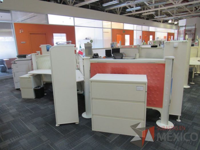 Lote 011 - Estación de trabajo para 3 personas con cubiertas curvas, 3 gabinetes, 3 archiveros verticales - Imagen 3