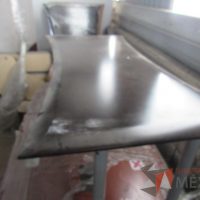 Lote 013 - Mesa de trabajo rectangular con 4 patas metálicas y cubierta color café - Imagen 8