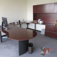 Lote 015 - 2 Escritorios en herradura con 2 archiveros de pedestal de 3 cajones y gabinete superior de 4 puertas color vino - Imagen 3