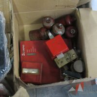 Lote 014 - 22 Lamparás de emergencia, 25 Baterías, 2 Bolsas con plomo, etc... - Imagen 17