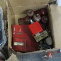 Lote 014 - 22 Lamparás de emergencia, 25 Baterías, 2 Bolsas con plomo, etc... - Imagen 18