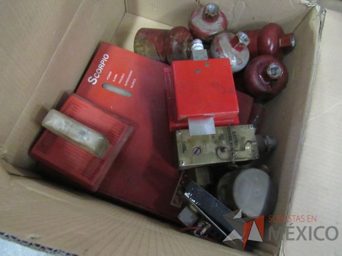 Lote 014 - 22 Lamparás de emergencia, 25 Baterías, 2 Bolsas con plomo, etc... - Imagen 19