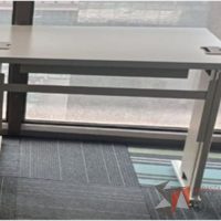 Lote 126 - 2 Mesas de trabajo con base metálica, orificio para cables y cubierta rectangular color beige