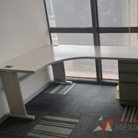 Lote 109 - 3 Escritorios en escuadra con base metálica, archivero de pedestal de 3 cajones y cubierta color beige - Imagen 2