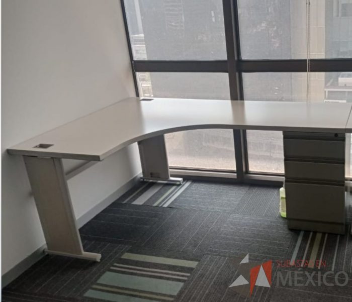 Lote 109 - 3 Escritorios en escuadra con base metálica, archivero de pedestal de 3 cajones y cubierta color beige - Imagen 2