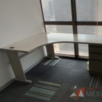 Lote 109 - 3 Escritorios en escuadra con base metálica, archivero de pedestal de 3 cajones y cubierta color beige - Imagen 4