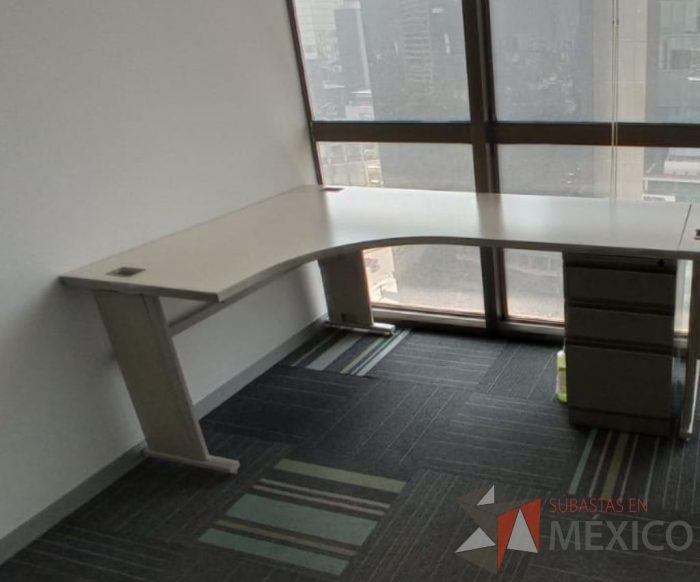 Lote 109 - 3 Escritorios en escuadra con base metálica, archivero de pedestal de 3 cajones y cubierta color beige - Imagen 4
