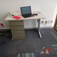 Lote 122 - 2 Mesas de apoyo con archivero de pedestal de 3 cajones