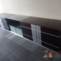 Lote 019 - Credenza con 4 puertas de madera con 2 entrepaños color café y 2 puertas de vidrio - Imagen 7
