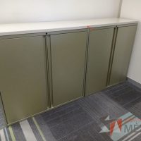 Lote 104 - 2 Gabinetes metálicos altos con 2 puertas color verde y 2 entrepaños color negro - Imagen 7