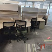 Lote 094 - Estación de trabajo de mampara alta color beige para 5 personas con 5 gavetas y 5 archiveros de pedestal de 3 cajones - Imagen 5