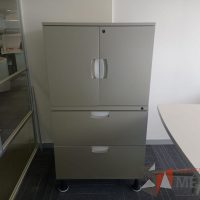 Lote 112 - 3 Gabinetes metálicos altos con 4 patas, 2 cajones, 2 puertas y 1 entrepaño color gris - Imagen 5